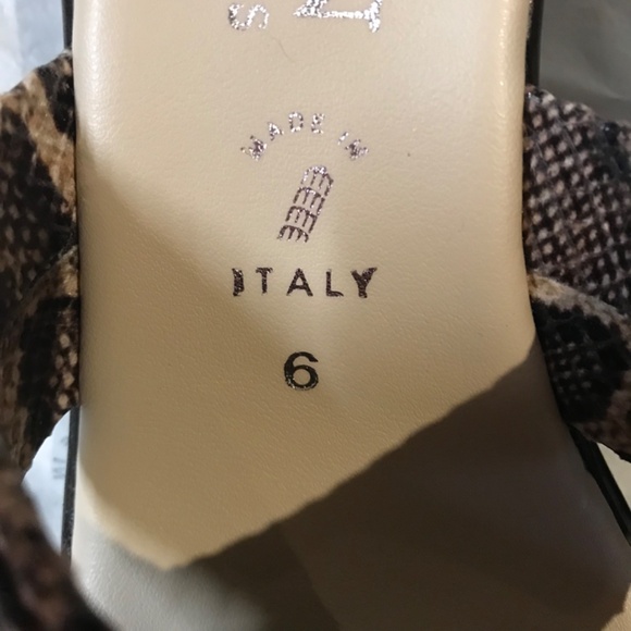 NEW Italian Shoemakers Women's Snakeskin Wedge Sandals Slip On Size 6 Beige - Picture 6 of 8